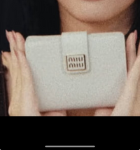 miu miu ホワイト レザー 二つ折り財布 twice momo着用 - メルカリ