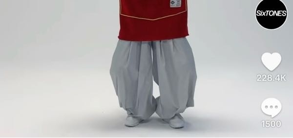松村北斗さんが、ティックトックのダンス動画で着ていたこのパンツはなんという名前のパンツなのでしょうか？また、似たような物があれば教えいただきたいです。