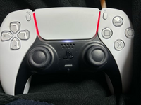 PS5コントローラーがオレンジ色に点灯しているのですが、これは