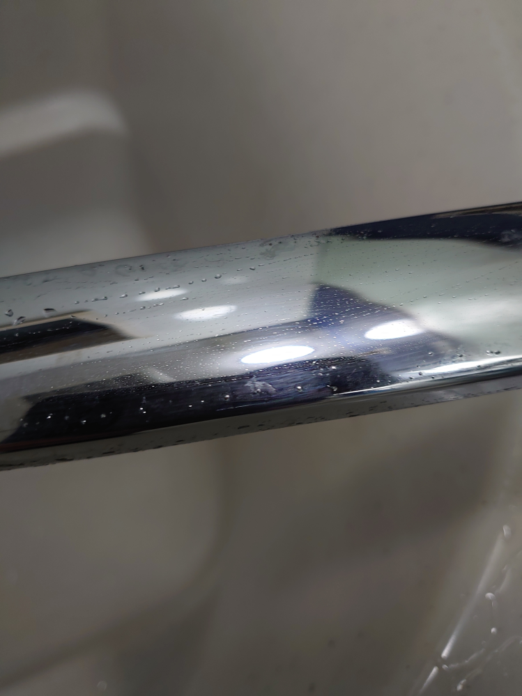 お風呂の蛇口ってメラミンスポンジを使って掃除するのはだめなんでしょうか？ 細かい傷がつくのはわかるのですが掃除したあとに水ぶくれみたいに金属が膨らんでるようになってるのですがこれはメラミンスポンジでついた傷なのでしょうか？