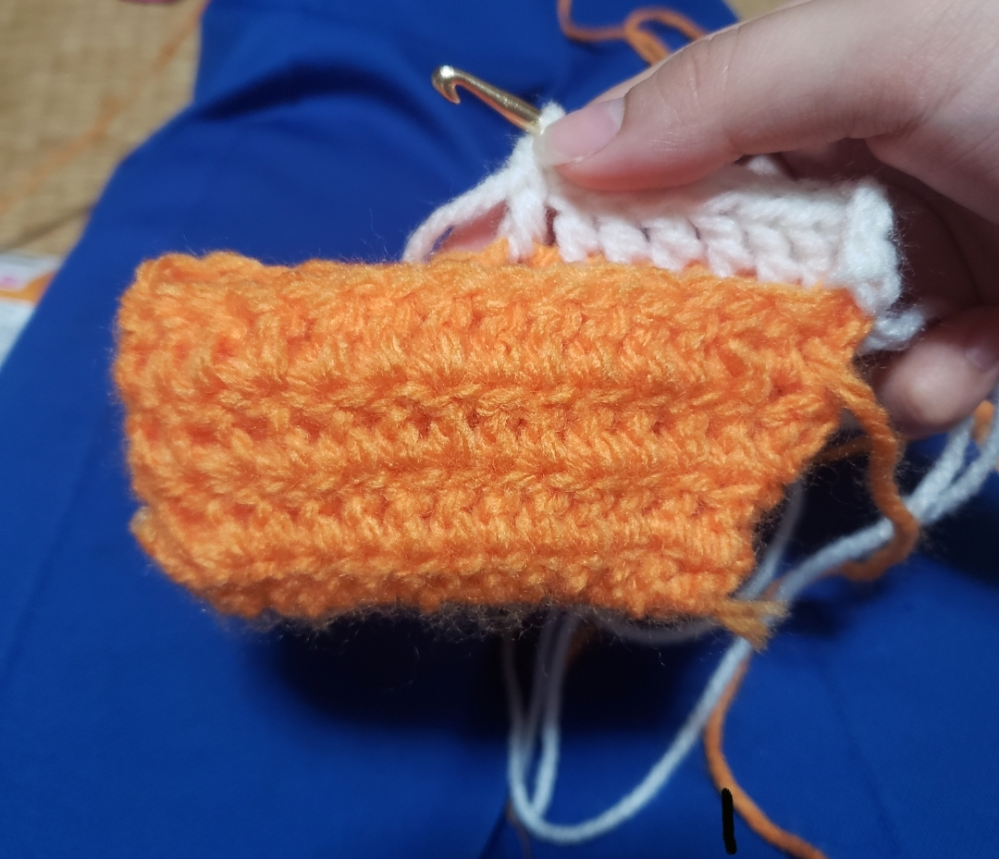 かぎ編み 巾着 並太の毛糸を7号のかぎ針で友達に巾着を編もうと思って編んでいたのですが 片方は真っ直ぐなのに立ち上がりを編んでる方は斜めになってしまいます。 何回やってもこうなります。 原因はなんでしょうか？ またこれを改善するにはどうしたらいいですか？