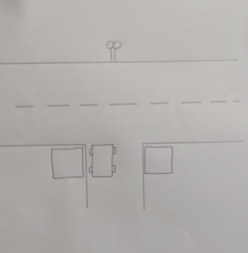 画像のような見通しの悪いT字路を右折する方法について。 優先道路の手前で一時停止をし、車の流れが途切れたら正面のカーブミラーに車や自転車等が映っていないことを確認し、徐行しながら少しづつ車を進めて目視により左右と後方の安全を確認し、スピードを上げて右折する、というやり方で合っていますか。 ※停止線や一時停止の標識はありません。