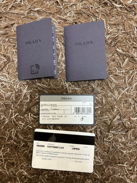 PRADAのGカード、店名と購入日欄が空欄だと偽物といえるのでしょうか