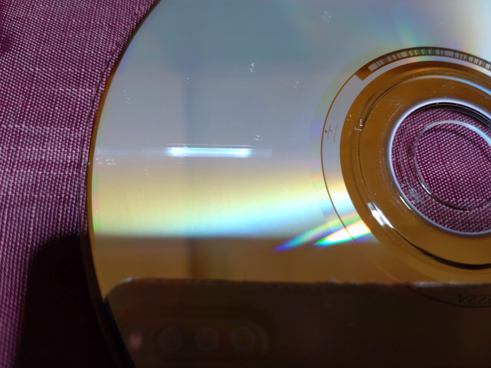 普段デスクトップ型のパソコンを使用しているのですがCDの音源を取り込んだ後CDをとりだすと毎回ではないのですが画像の様な傷がついてしまいます。 ①原因はどの様な事が考えられますか？ ②皆さんでしたらCDに傷を付けないようする為にどの様な対策をしますか？