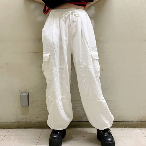JAPANJAMでこんな感じの白いワイドパンツを履こうと思っているのですが汚れますか？？白じゃない方がいいですか？ フェス