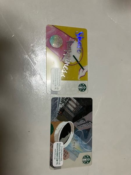 めちゃくちゃ昔(2017・2018)のバージョンのスターバックスコーヒーのクレジットカードなのですが、 これってまだ使えますか？ カードの中のお金は両方1000円入っています。 裏にも有効期限が表示されていないです。 画質見ずらくてすみません