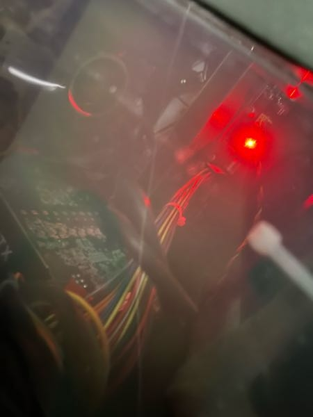 PC内部の掃除のためCPUクーラーを取り外しグリスを塗り直したところ、排熱は軽減されたのですが、写真のようにマザーボードに赤ランプが点灯するようになり、 CPUクーラーが異常に稼働するようになってしまいました。 他に問題があるのはCPUの温度で、排熱が無くなっているのにもかかわらず100℃近くの熱を出していることになっています。 PCの内部で行ったのはCPUクーラーのホコリ取りとグリスの塗り直しのみなのですが、なぜこのような事になるのか、またその解決策をご存知の方いれば教えていただけると幸いです。