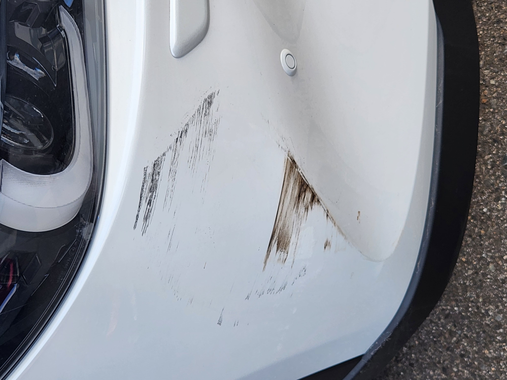 車にいつの間にかこのような傷がついてました。全く身に覚えがな