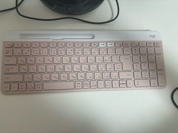パソコンのスクショについて質問です 下のキーボードでスクショする方法を教えて頂きたいです。 パソコンに付属していたキーボードでは通常の方法でスクショできるのですが、ピンクの方ができなくて困ってます、、、、