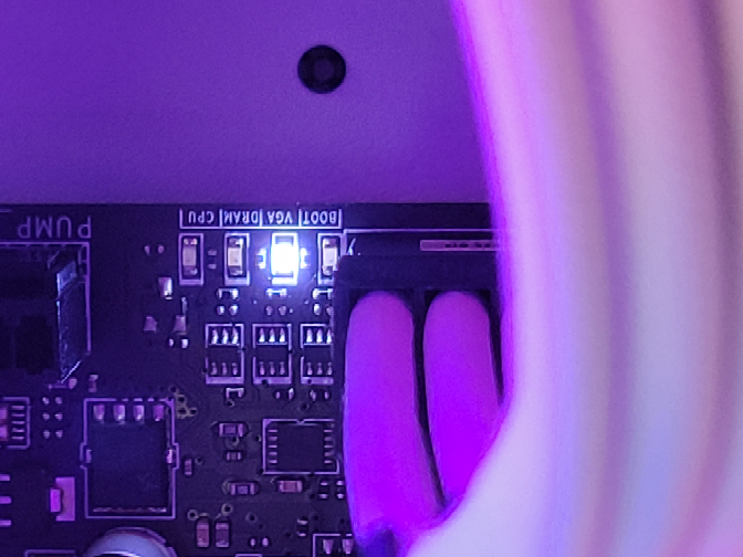 自作PCでマザーボードのVGAランプが点灯し画面出力されないで