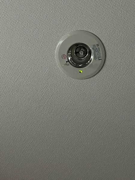 至急です！ これって防犯カメラとかじゃないですか！？ 更衣室に設置されていて、 緑のランプが光っているし不安です、、。
