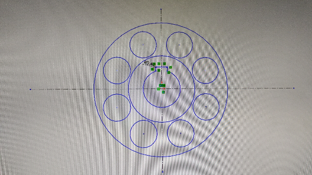 SolidWorks2013について質問です。 現在課題で軸継手の3Dを作っているのですが、この図面の3D化が上手く行きません。 溝と8つの丸を一旦無視して大円、中円、小円がある時、大円を38 中円を80 小円を0で押し出したいたいのですが、大円と中円の高さが同じになってしまいます。 中円と大円を分けて押し出すにはどうすれば良いですか？