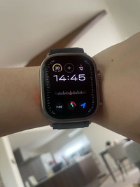 Apple Watch ultra2についての質問です。 文字盤をモジュラー ultraにしているのですが、しばらく触っていないと簡素な感じの文字盤に切り替わります。(下記写真)この機能をオフに仕方をどなたか教えてください。