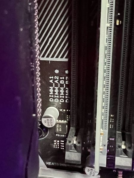 8GBのメモリ3枚あります。2枚は同じものです。2枚でデュアルチャンネ