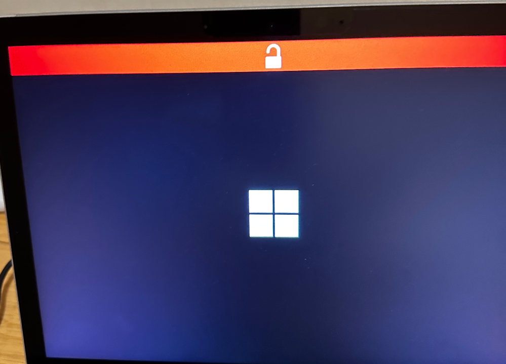 WindowsPCをいじっていたら、写真のような赤い鍵マークが出てくるようになったのですが、どこを過去にいじったのかわからなくなってしまいました。 このマークを表示させないようにできますか？ 起動時に出てきます。