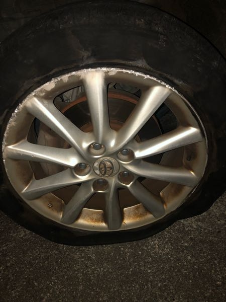 こんばんは。車のタイヤパンクについてです。先ほど縁石に擦ってパンク 