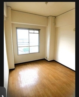 部屋のレイアウトについて相談です。
写真のように6畳の奥両角に柱があります。
手前左がドアで、手前右がクローゼットです。 置きたいもので大きなものは、幅120のセミダブルベッド、幅120のパソコンデスクです。
柱があるのでどちらも両角に置けませんが、一番広く使える置き方があれば
教えてください。