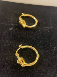 メルカリでCELINEのノットスモールピアスを購入したのですが