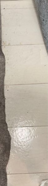 こちらの画像の床ですが、私が住むsuumoの部屋の床です。初めは床が綺麗だったのですが、椅子が床に当たり過ぎて床が傷だらけになってしまいました。 こちらの床ですが、このsuumoの部屋を出るときに、改善費のお支払いを免除することは可能ですか？