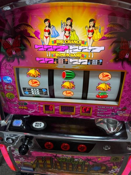 スロット台のドアを鍵で開けることができません。開かないので手で直