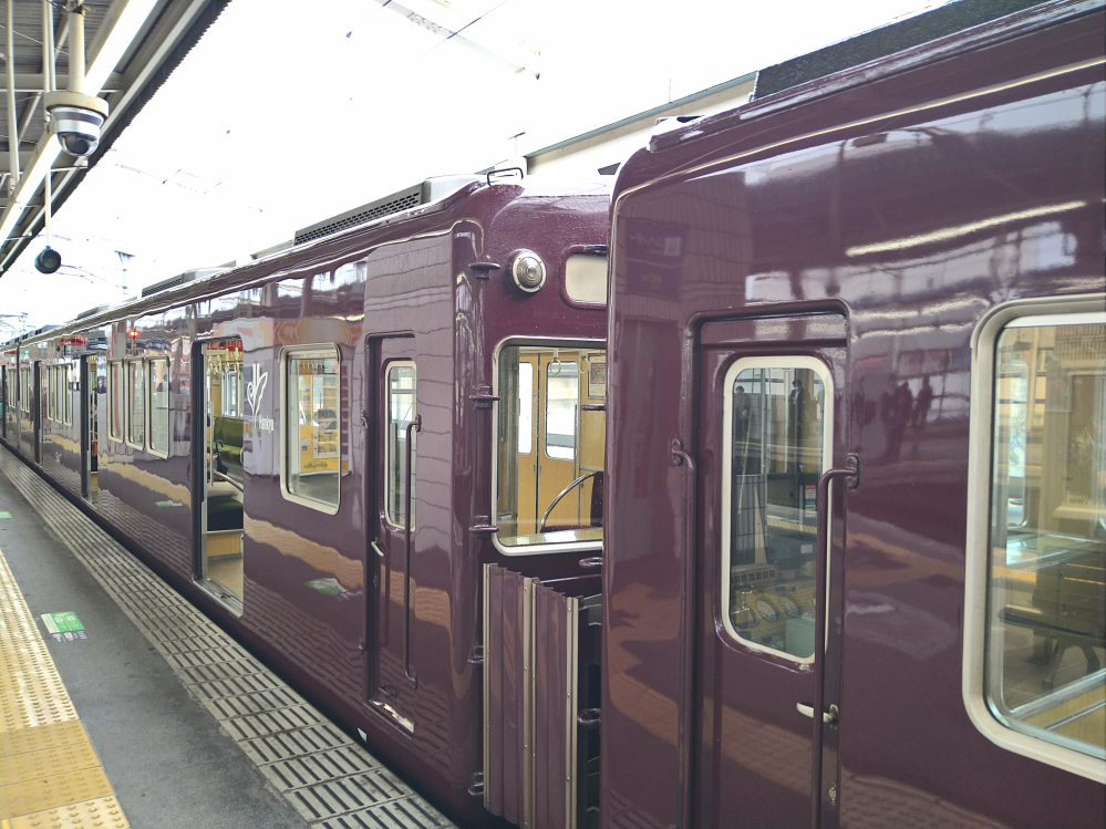 阪急電車で、優等列車の待避で一番時間かけているのは、茨木市駅での普通高槻市行きの、準急と特急2本連続待ち合わせかと思いますが、 ①これ以上の待ち合わせ時間を要している駅がありますでしょうか ②茨木市の一つ手前、南茨木が先を走る準急、茨木市発車したあとも準急と同じ停車駅にて（高槻市まで同じ）準急より特急の方が速度上げているのでしょうか