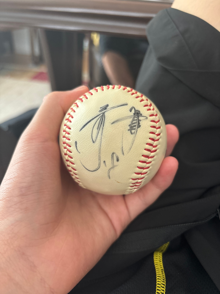 プロ野球のサインボールについて質問です。知り合いにもらった巨