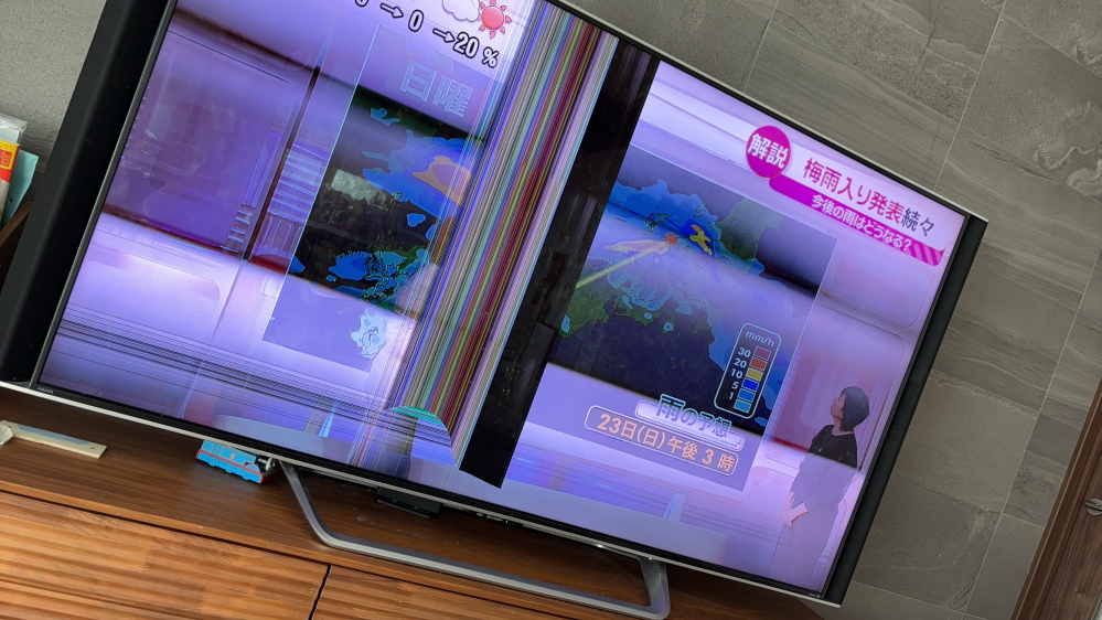 テレビ画面について質問です。 - 今朝から画面上にカラフルな