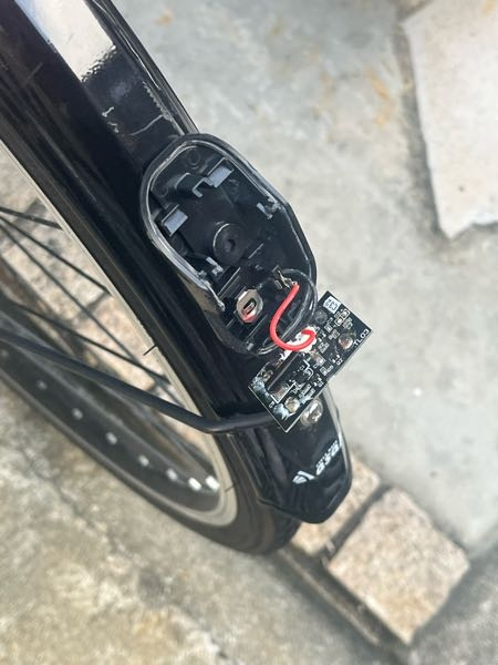 至急です。自転車の後ろの赤いライトが壊れてしまいました。もう 