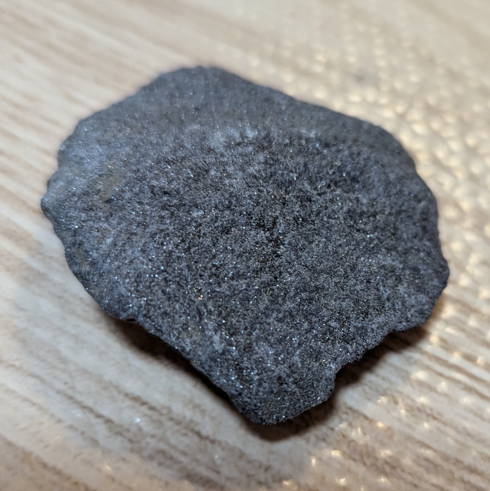 石の種類について質問です。公園で小さいキラキラが全体的に入った石を