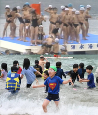 昭和　野外　着替え 昭和末期と今年の海開きの様子です。今の子供たち、なんか男女ともシャツや... - Yahoo!知恵袋