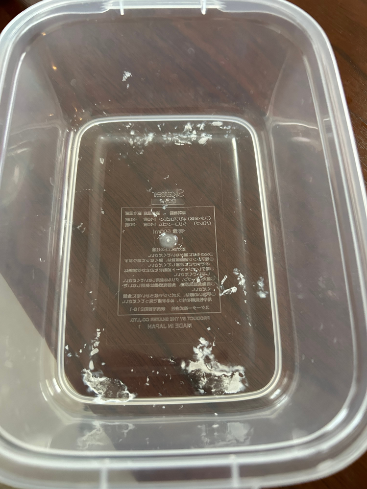 タッパーを食洗機で洗うと、たまに画像のような白い塊がこびりついた