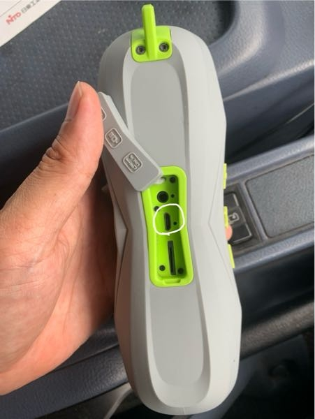 スピーカーが充電できません。接触不良なのか？差し口はこのタイ