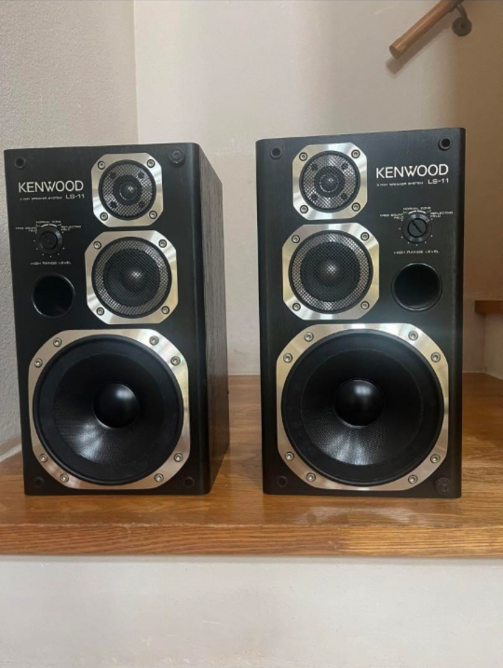 KENWOODのスピーカーを探しています。 なんとなくいい音で聴きたいな、程度のこだわりです。メルカリで写真の「LS-11」を購入しようかと思ったのですが売れてしまいました。 なにか手頃なものはありませんか。 ちなみに...。 LS-11のように音質を調整するツマミが設置されているスピーカーがありますが、あるのとないのとではやはり違うものですか？ 条件 ・10,000円～15,000円くらい ・３ウェイ ・大きめ※1 ・バナナプラグ※2 ・KENWOOD※3 ※1 小さくてもいいのですが、大きいほうが音がいいのかな、という印象です。 ※2 バナナプラグである必要はありませんが、プッシュ式などは扱いづらい印象です。 ※3 KENWOODにこだわりはありませんが、アンプがKENWOODなので揃えようかと思います。