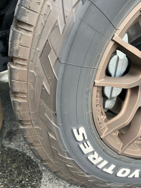 オープンカントリーRTのタイヤについて質問です。4本全てが同じ汚れ方 