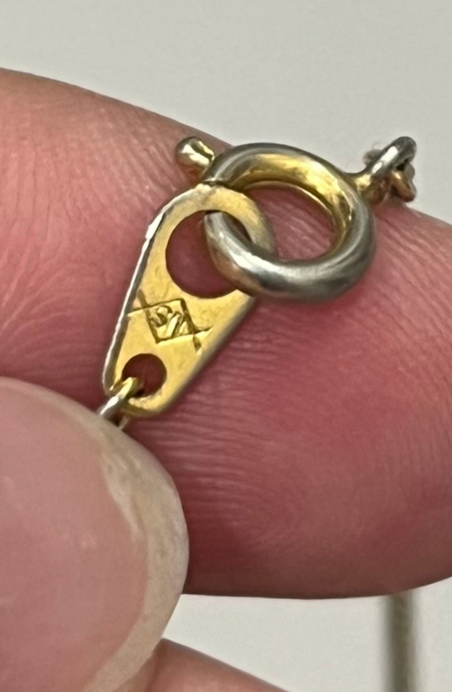 ネックレスチェーンに、K18と、その横に、ひし形の中に、NSまたはS