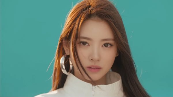 MEOVVのメンバーのアンナが、元ニコプチ、元SEVENTEENモデル