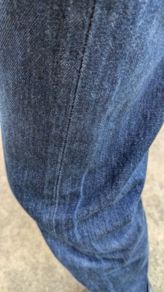 LEVI’S 501たたみジワの色あせ 比較的新しいエジプト製501を古着で購入したのですが、たたみジワの色あせがくっきりと線になっているのを見落としていました。店内が暗かったためというのもありますが完全にやらかしました。 まだ未洗濯です。どうにか目立たなくする方法はありますか？