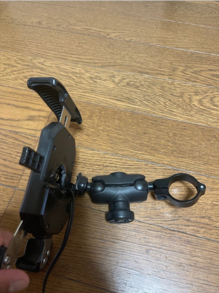 以前、バイク屋さんでカエディアのスマホホルダーを取り付けてもらい