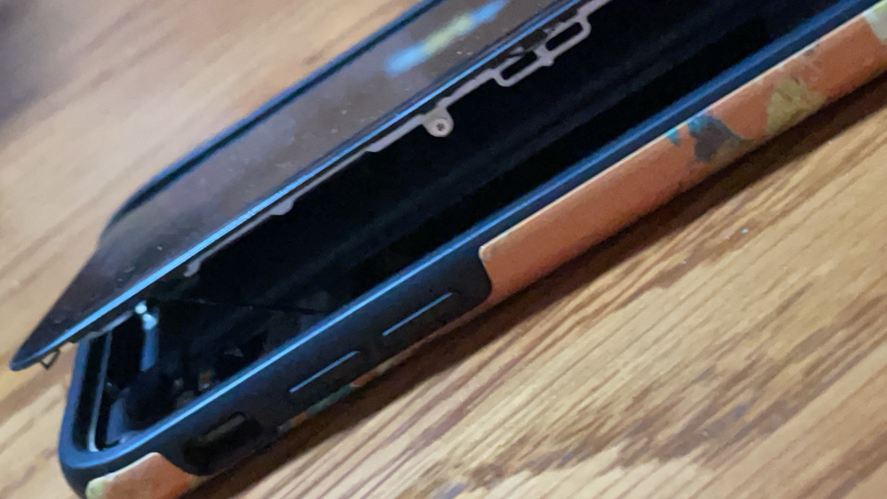 至急です、使ってなかったスマホのバッテリーが膨れました。この状態で 