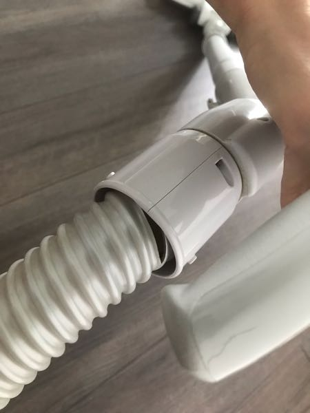 紙パック式の掃除機。ホースの一部がこのように切れてしまいまし