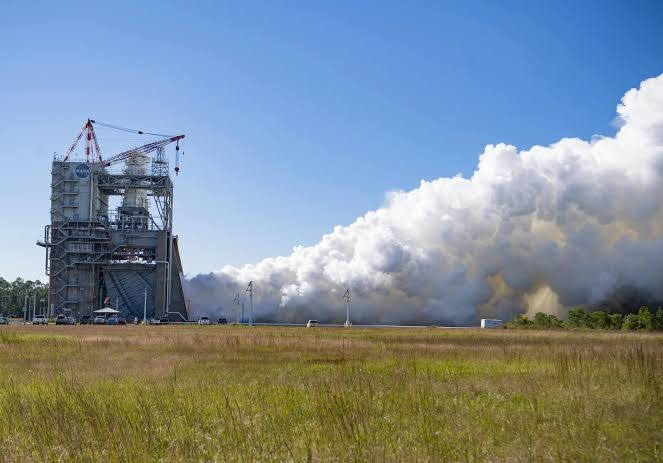 nasaのロケットエンジンの試験の映像で大きな積乱雲のような雲ができていて虹も発生していて、綺麗だなと思ってみていたのですが、あれは一体どういう仕組みでしょうか？