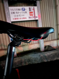 至急！！写真のようにクロスバイクのサドルのレール部分が片方折れて