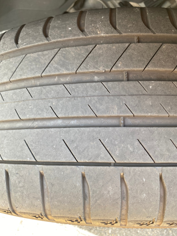 タイヤの溝について。画像の溝で、車検は通りますでしょうか？デ 