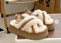 UGGの商品が偽物かどうかについて質問です。 先日メルカリショップで貼ってある画像のUGGのサンダルを買ったのですが、値段も1万円程でかなり安く、公式サイトを見てもそのサンダルは無かったのでその商品自体が偽物か心配になってしまいました。
 
 なので偽物かどうかわかる方いらっしゃったら教えて欲しいです。
 
 また偽物か本物かどうかの見分け方について知ってる方いたら教えて欲しいです。