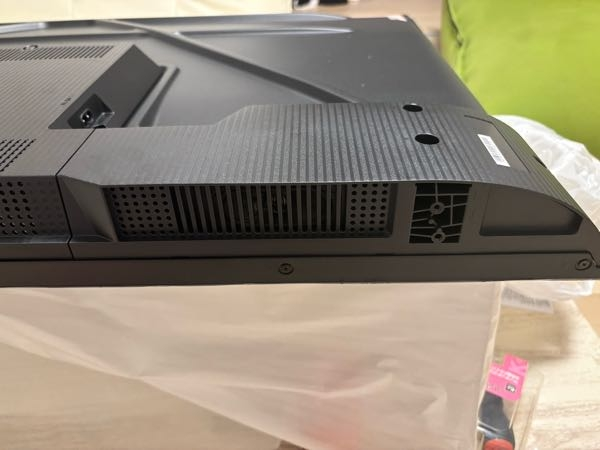 テレビを購入し付属のネジでテレビ本体に - スタンドを取付けたのです