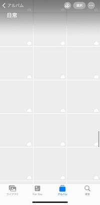 iPhone 写真の共有アルバムがこのようになって見れなくなってしまいました。(今までは見れた) 原因と対処法を教えて下さい。因みにiPhoneの容量をそろそろオーバーしそうです。 そのせいで読み込めないのでしょうか？