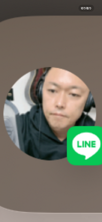 通知変です怖いです助けてください!! なんか最近たまにLINEの通知のアイコンが知らない男の人や女の人になっててLINEのバグかなとか思ってたんですけど、今日みたらポケカラなどの他のアプリの通知のアイコンもこの人になっててすっごく怖いです。誰ですか、なんでなのですか。
ウイルスとかですか！？LINEがおかしいと思ってたんですけど、他のアプリもってことはスマホ自体がおかしいんですよね??
...