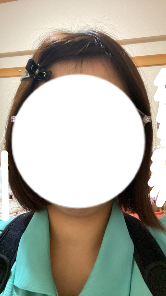 ノーセットの状態で、自分から見て右側が毎回外に跳ねます。 ヘアアイロンで内巻きにしても綺麗な内巻きになりません。時間が経ったらまた外向きになります。 どのようにしたら直るでしょうか？ どなたかわかる方ご回答よろしくお願いいたします。