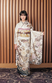 振袖について質問です。この振袖で帯は白なんですがどう思いますか  