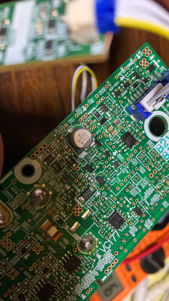 このコンデンサの値の読み方わかりません。 22H ？？